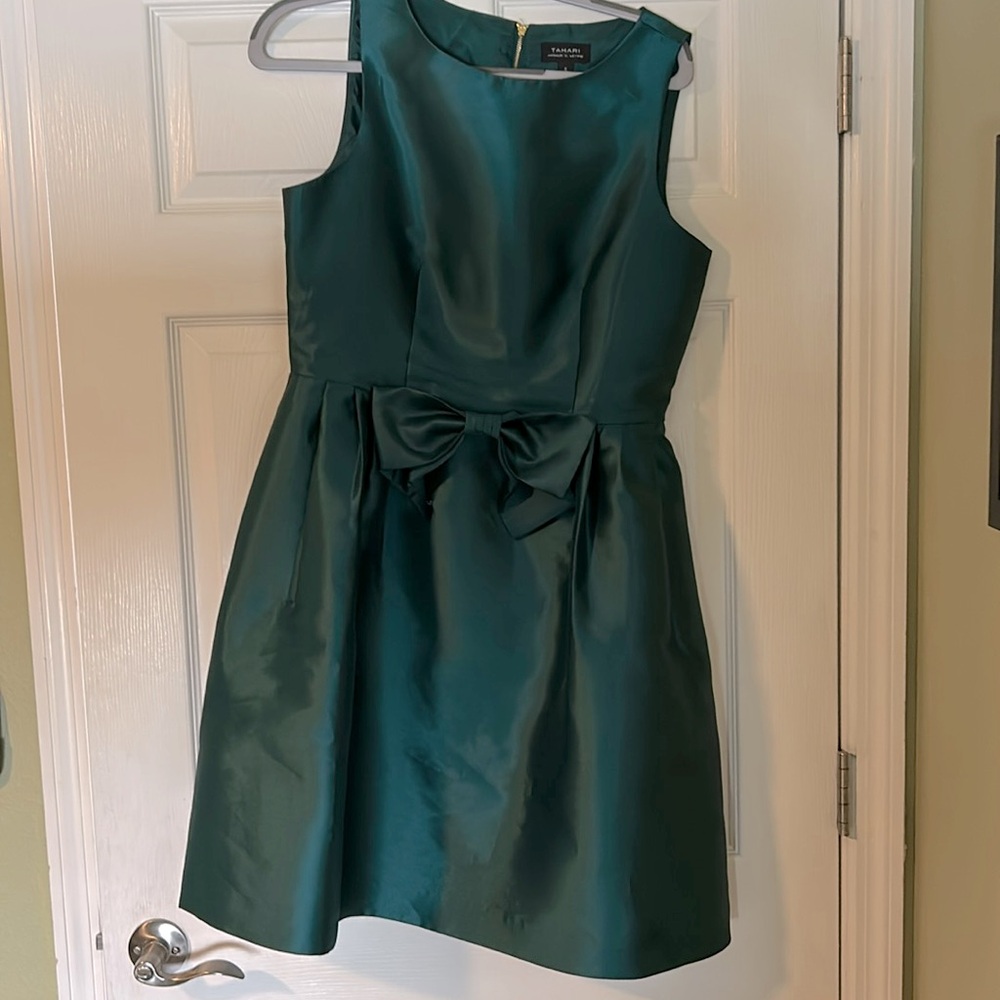 Tahari emerald green size 8 cocktail dress with bow detail
